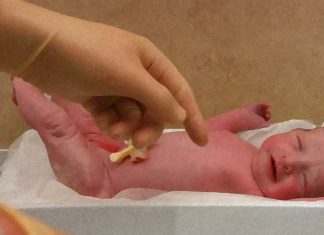 Being born to term with a weight lower than 3.5 kilos is related to a higher risk of developing neurodevelopmental problems